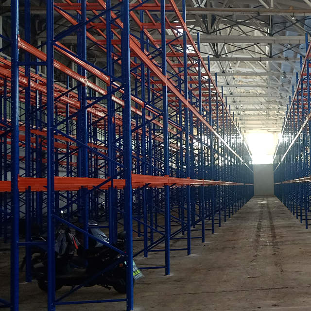 Almacén de material de acero industrial paletización selectiva
